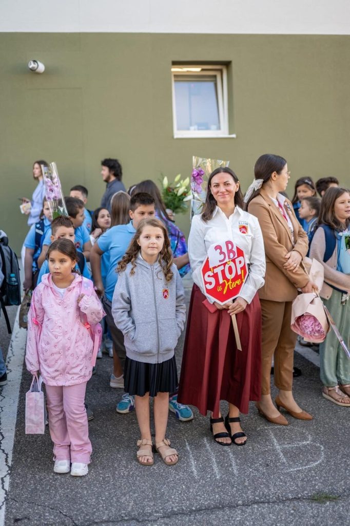 Clasa a III-a B, alături de învățătoare