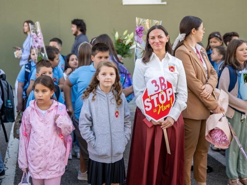 Clasa a III-a B alături de învățătoare
