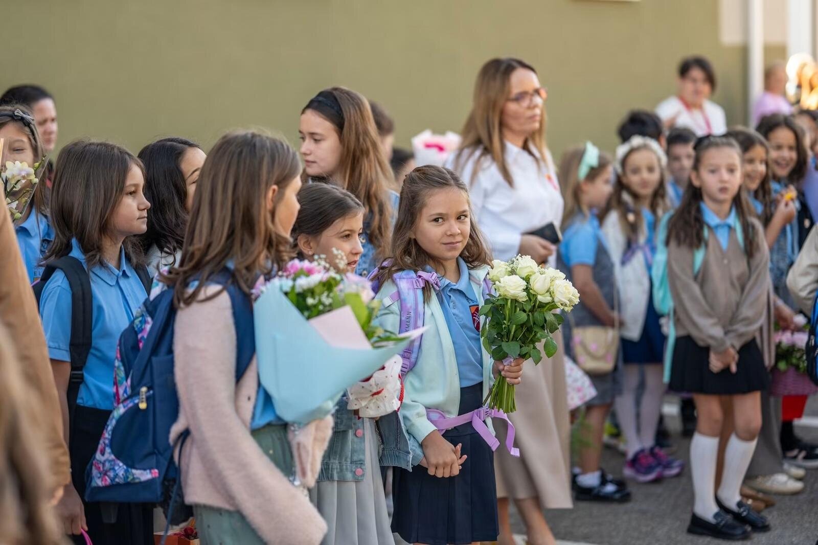 Elevi Elim cu flori, în prima zi a anului școlar 2026–2027