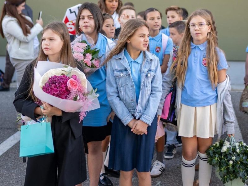 Eleve Elim în uniforma școlii