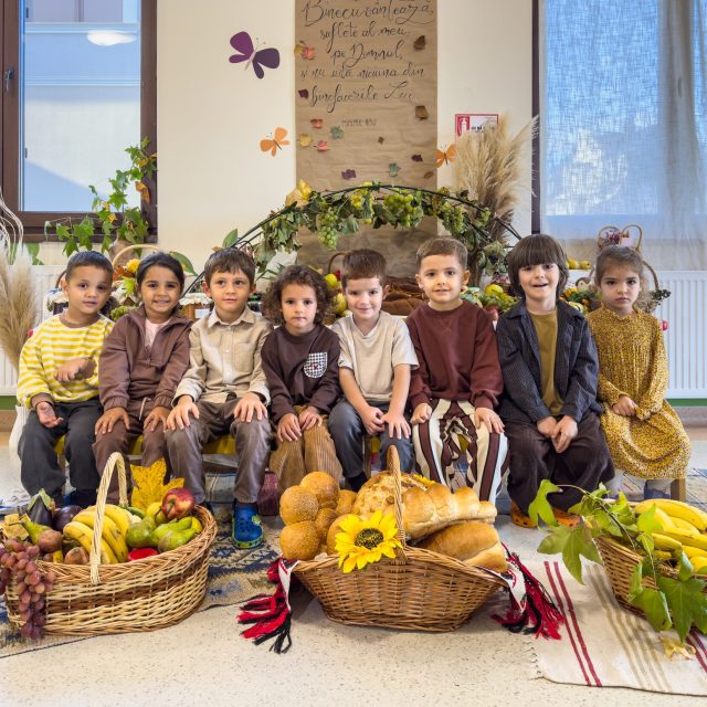 Copii de la grădiniță la Sărbătoarea Mulțumirii
