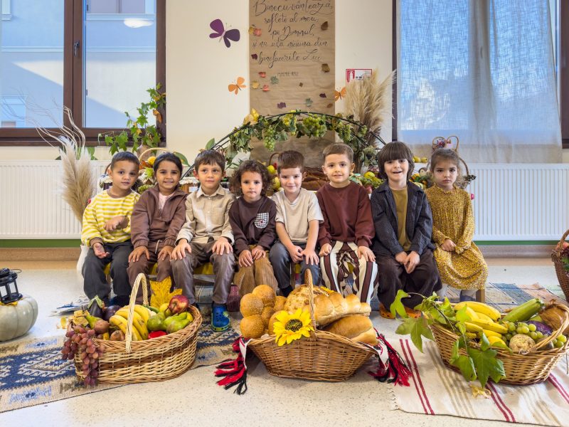 Copii de la grădiniță la Sărbătoarea Mulțumirii