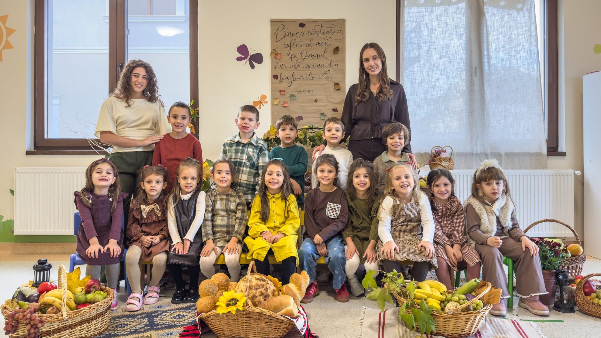 O grupă de grădiniță alături de educatoare, cu roadele toamnei