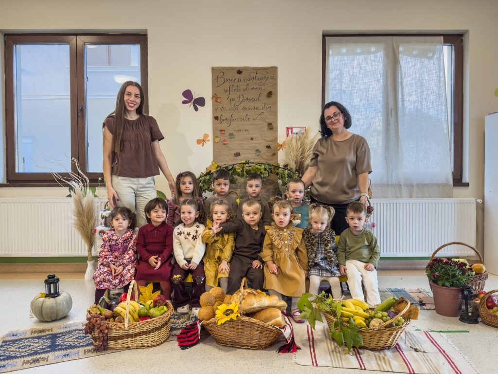O grupă de grădiniță la Sărbătoarea Mulțumirii