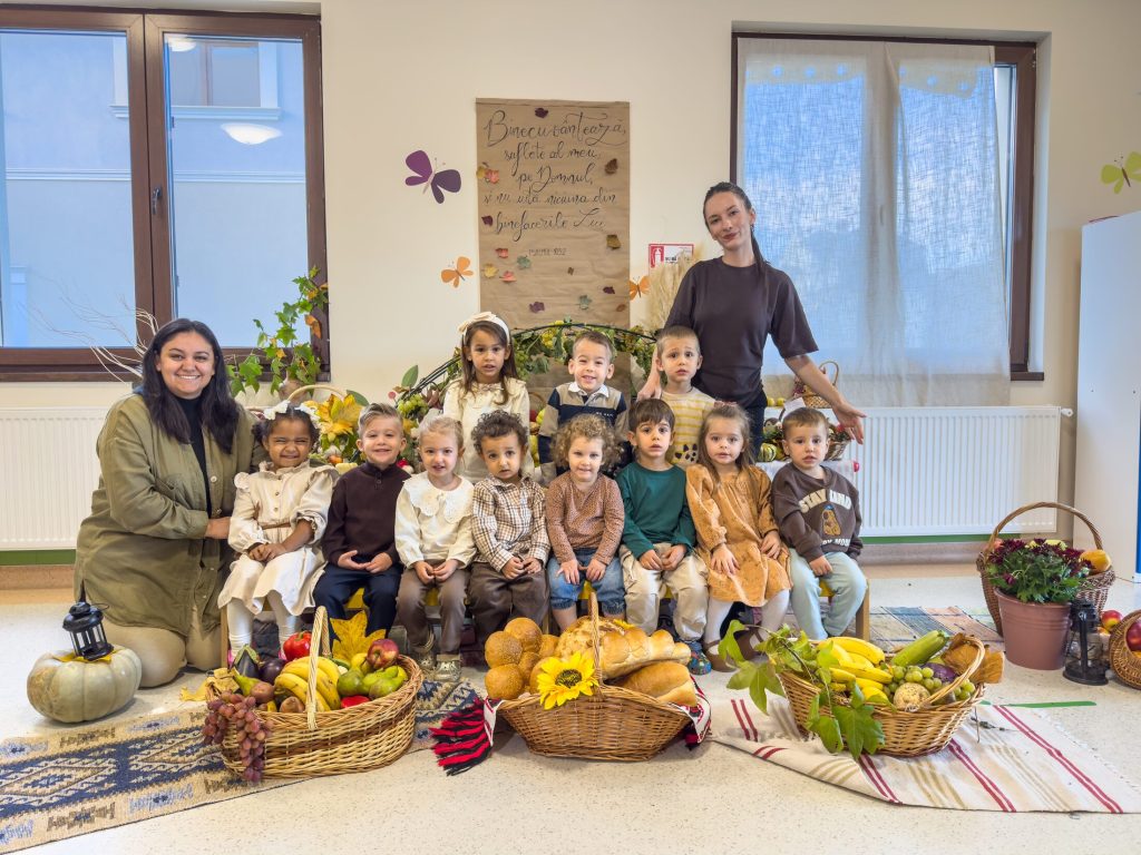 O grupă de grădiniță alături de educatoare