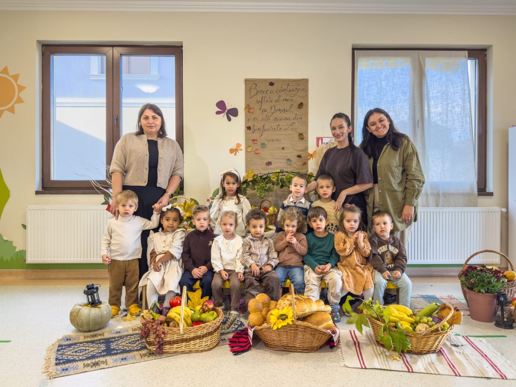 O grupă de grădiniță la Sărbătoarea Mulțumirii