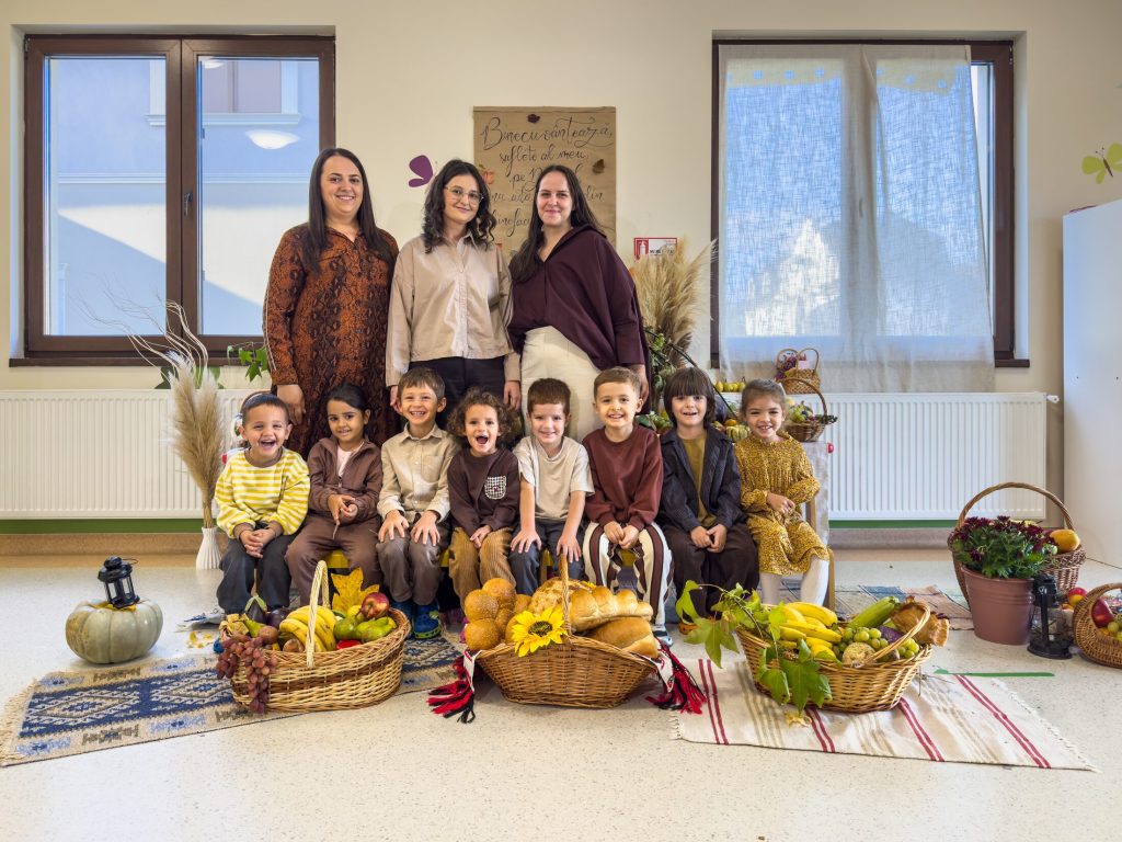 O grupă de grădiniță cu coșurile pregătite