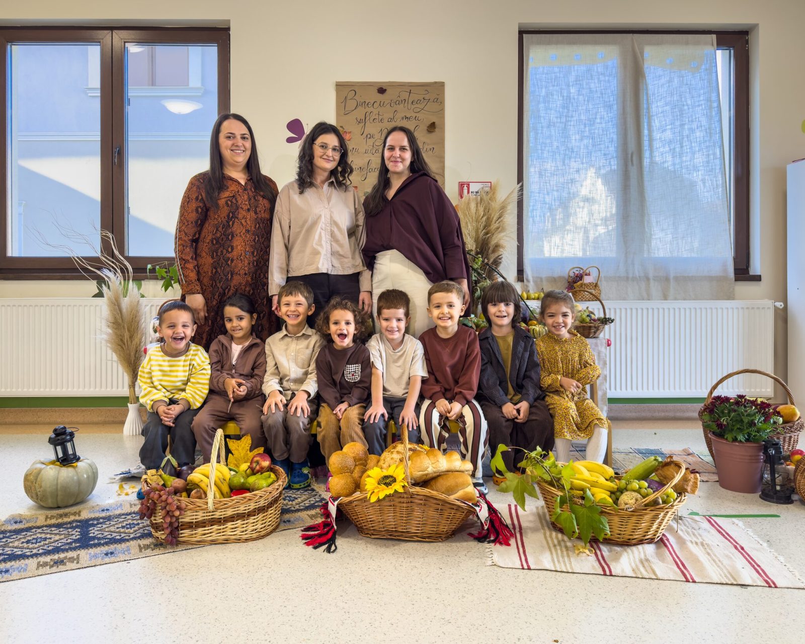 O grupă de grădiniță cu coșurile pregătite pentru Sărbătoarea Mulțumirii