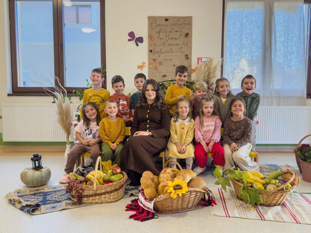Copii și educatoare la Sărbătoarea Mulțumirii