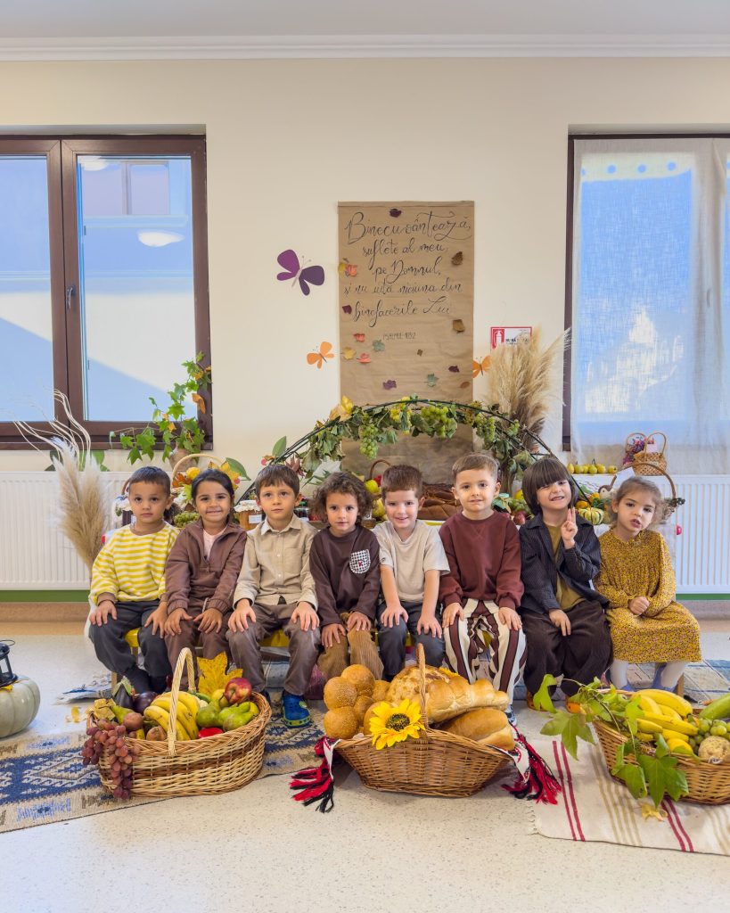 O grupă de grădiniță la Sărbătoarea Mulțumirii