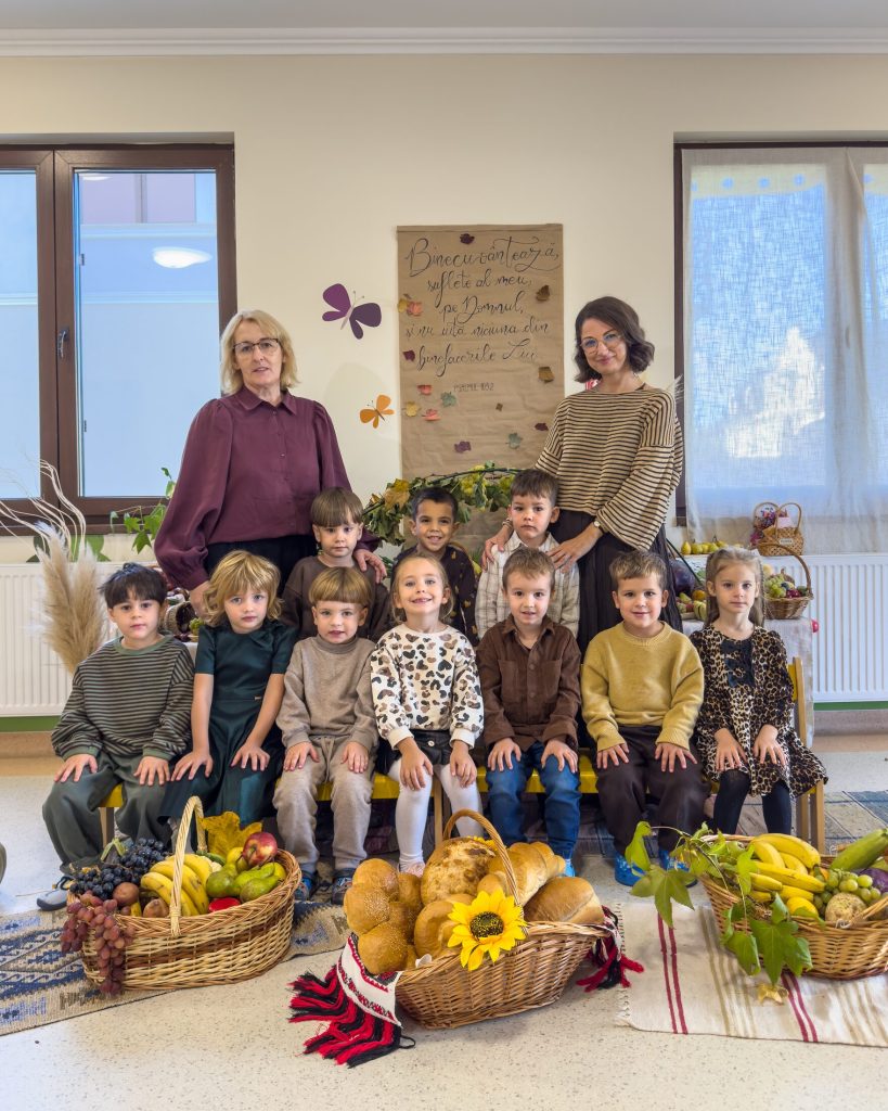 O grupă de grădiniță alături de educatoare