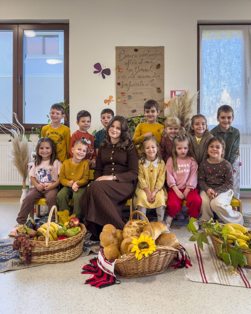 O grupă de grădiniță la Sărbătoarea Mulțumirii